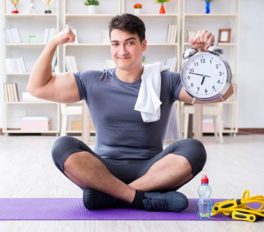 Genç adam spor ve sağlıklı yaşam tarzı dolandırıcılığı yapıyor.