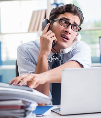 Genç işadamı görevlerini yerine getirmesi için baskı altında.