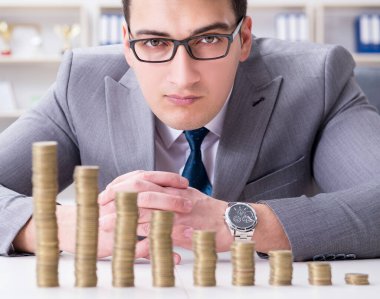 Ticari büyüme kavramında altın sikkeleri olan bir işadamı