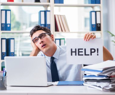 Genç işadamı ofiste yardım istiyor.