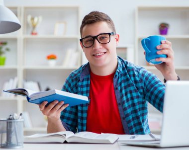 Sınavlara hazırlanan genç kız içeride masa başında ders çalışıyor.