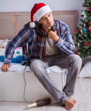 Adam noel partisinden sonra akşamdan kalma.