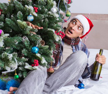 Adam noel partisinden sonra akşamdan kalma.