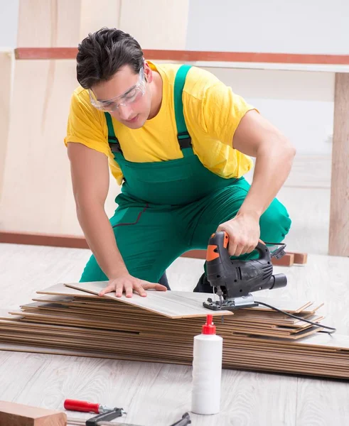 L'entrepreneur travaillant sur plancher stratifié en bois — Photo