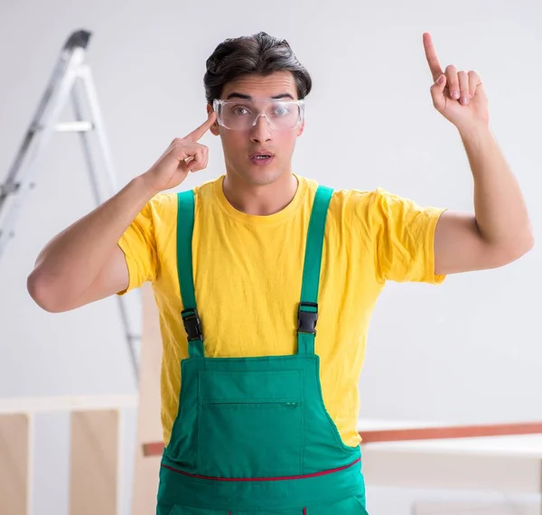 De werknemer draagt een veiligheidsbril op de bouwplaats — Stockfoto