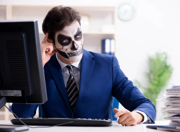 Businessmsn ijesztő arc maszk dolgozik az irodában — Stock Fotó