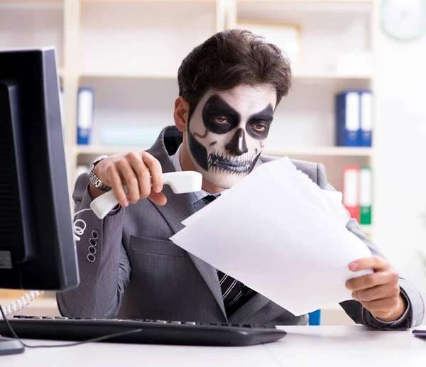 Biznesmeni z przerażającą maską twarzy pracujący w biurze — Zdjęcie stockowe