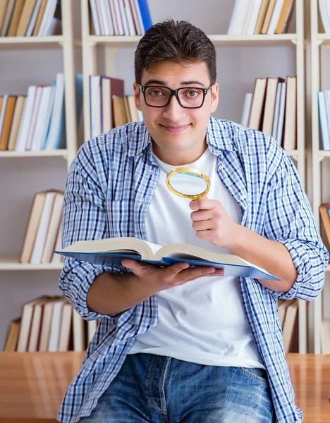 Jonge student met boeken die zich voorbereiden op examens — Stockfoto