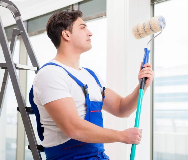 Pintor reparador trabajando en el sitio de construcción — Foto de Stock