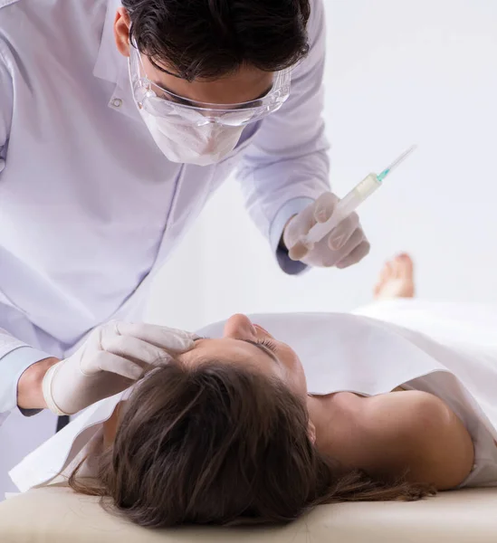 Forense de policía examinando cadáver en morgue — Foto de Stock