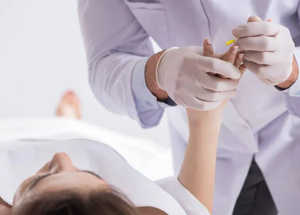 The police coroner examining dead body corpse in morgue — Stock Photo, Image