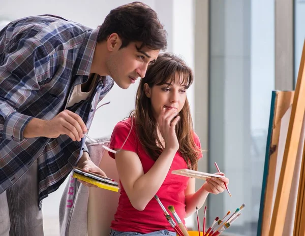 Artist coaching student in painting class in studio — Stock Photo, Image