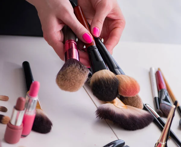 Verzameling van make-up producten op de tafel — Stockfoto