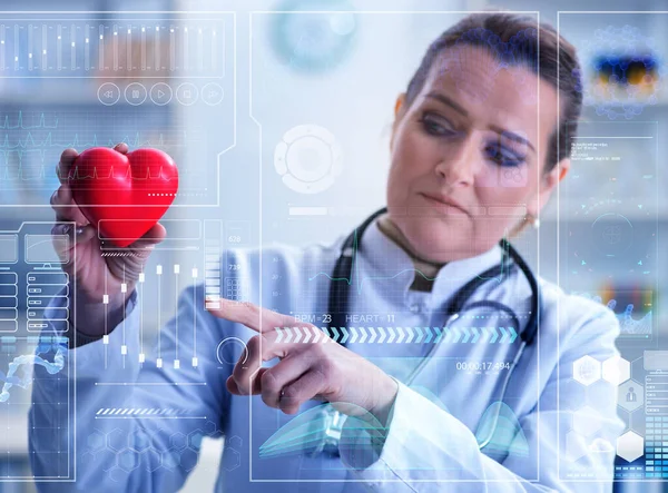 Γυναίκα γιατρός στην τηλεϊατρική Καρδιολογίας έννοια — Φωτογραφία Αρχείου