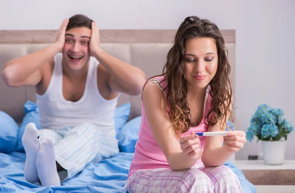 Hamilelik testi sonuçları olan genç bir aile