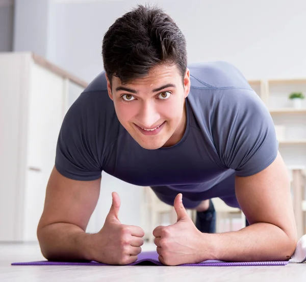 Jovem se exercitando em casa em esportes e estilo de vida saudável con — Fotografia de Stock