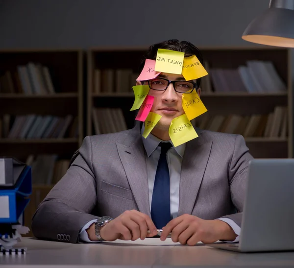 Geschäftsmann bleibt spät dran, um Prioritäten zu setzen — Stockfoto