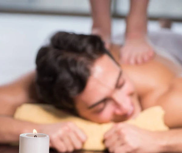 El joven guapo hombre durante el procedimiento de spa —  Fotos de Stock