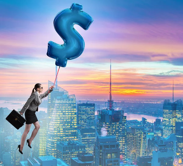 Affärskvinnan flyger på dollartecken uppblåsbar ballong — Stockfoto