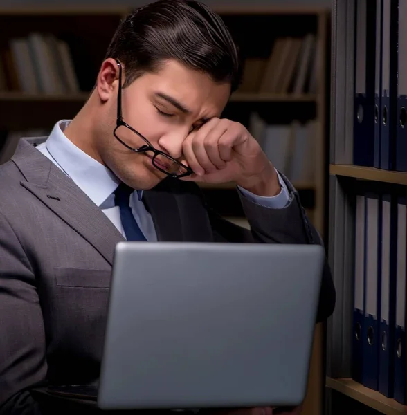 Empresario casi quedarse dormido trabajando hasta tarde horas en el offi — Foto de Stock