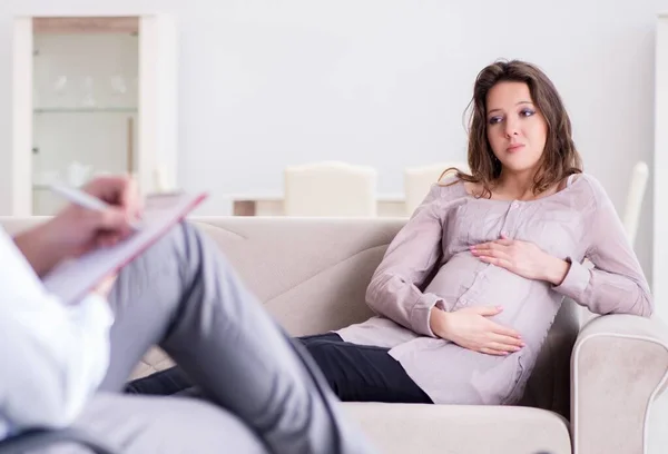 A mulher grávida que visita o psicólogo médico — Fotografia de Stock
