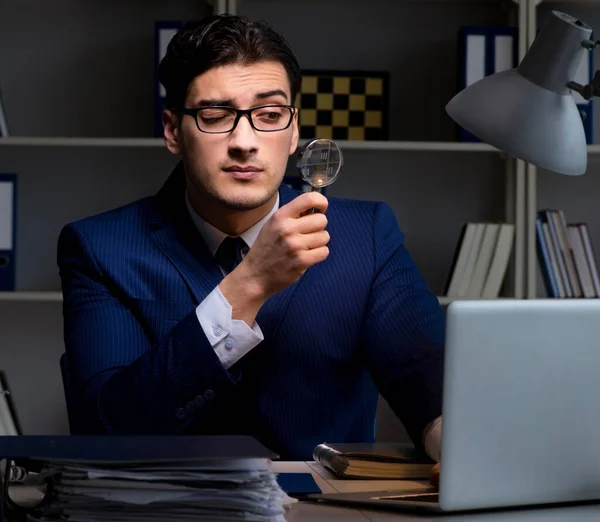 De accountant op zoek naar fouten in de financiële verslaglegging voor de onderneming — Stockfoto