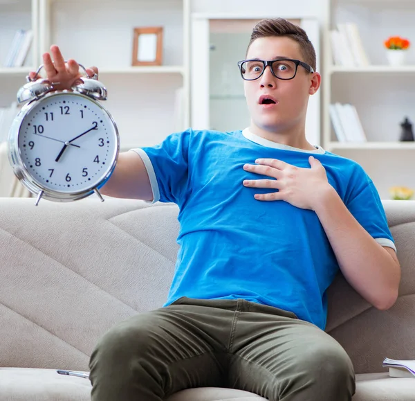 Giovane studente che si prepara per gli esami studiando a casa su un divano — Foto Stock