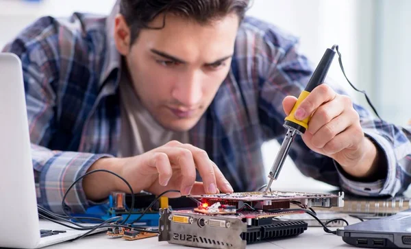 O reparador profissional que repara o computador na oficina — Fotografia de Stock