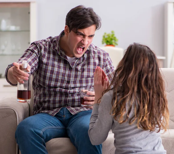 Conceito de violência doméstica em uma discussão familiar com alcoólatra bêbado — Fotografia de Stock