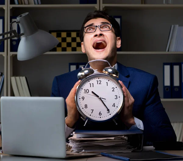 Empregado ficar até tarde para terminar os trabalhos de auditoria — Fotografia de Stock
