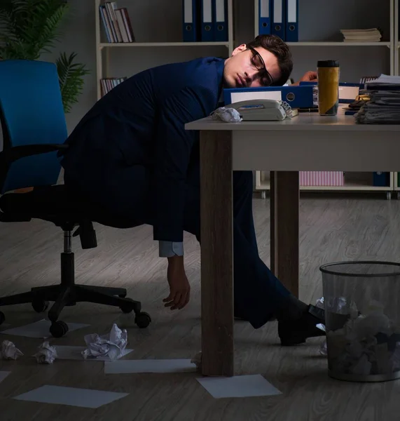 El hombre de negocios cansado y durmiendo en la oficina después de horas extras — Foto de Stock