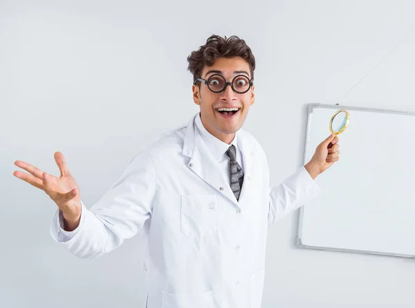 Cientista médico engraçado fazendo apresentação no hospital — Fotografia de Stock