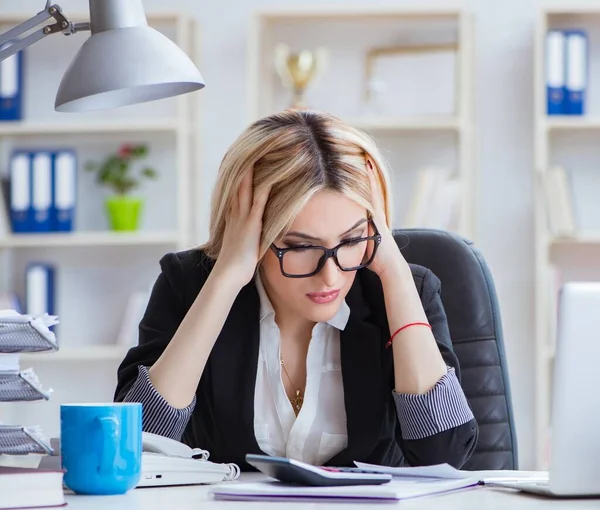 Busineswoman frustrato lavorare in ufficio — Foto Stock