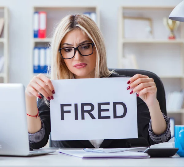 Junge Geschäftsfrau mit Botschaft im Büro — Stockfoto