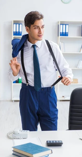 El joven hombre de negocios elegante que trabaja en la oficina —  Fotos de Stock