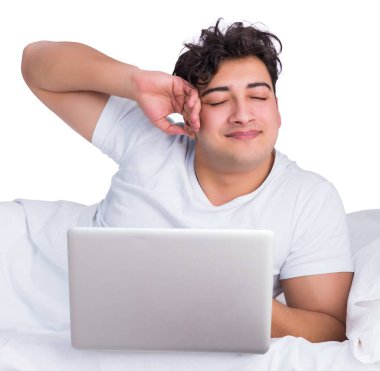 Yatakta uykusuzluk çeken bir adam.