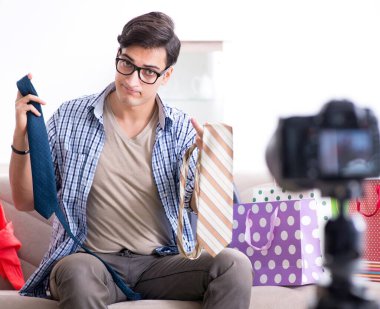 Erkek moda blogcusu vlog için video kaydediyor