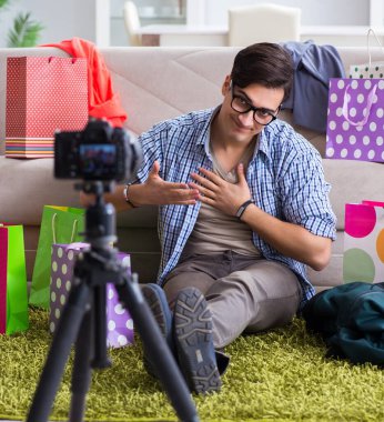 Erkek moda blogcusu vlog için video kaydediyor