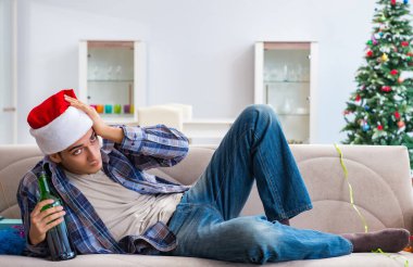 Adam noel partisinden sonra akşamdan kalma.