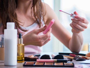 Güzellik konseptinde makyaj malzemeleri olan bir kadın.