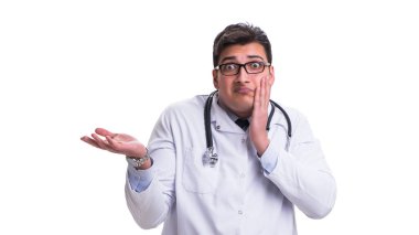 Genç erkek doktor beyaz arka planda izole edilmiş.