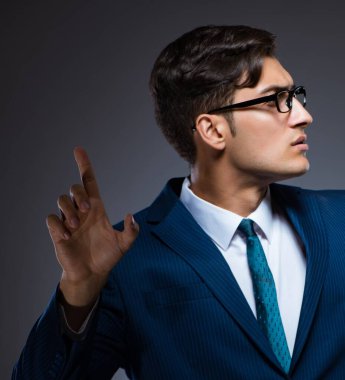 Gri arka plan üzerinde sanal düğmelere basarak işadamı