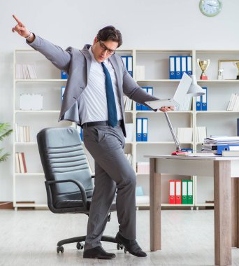 İş adamı işte ara verirken eğleniyor.