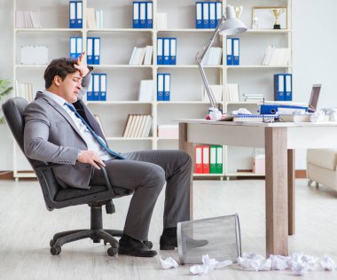 Ofiste çalışan kızgın işadamı kovuldu.