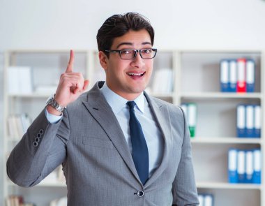 Ofisteki iş adamı dizüstü bilgisayarla çalışıyor.