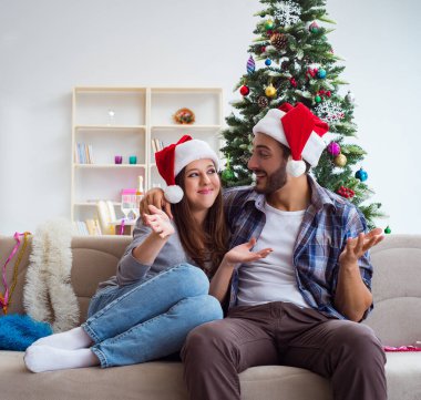 Mutlu çift Noel tatilini kutluyor.