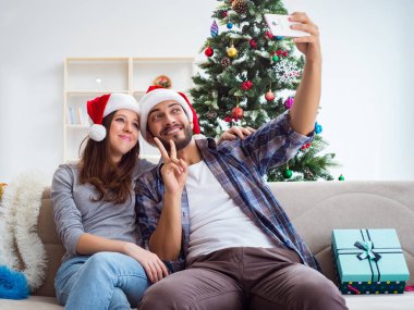 Genç çift Noel 'de selfie çekiyor.