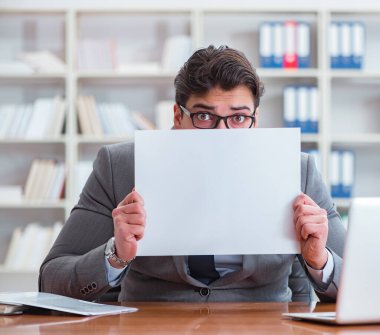 Ofisteki işadamı elinde boş bir mesaj panosu tutuyor.