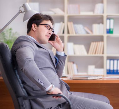 Ofiste çalışan genç bir işadamı.