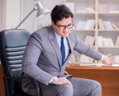 Ofiste çalışan genç bir işadamı.